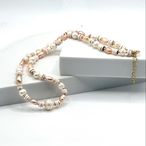 Sweet Blush colored pearl nugget
necklace with gold beads and Natural Shell. - Picture 5 of 7